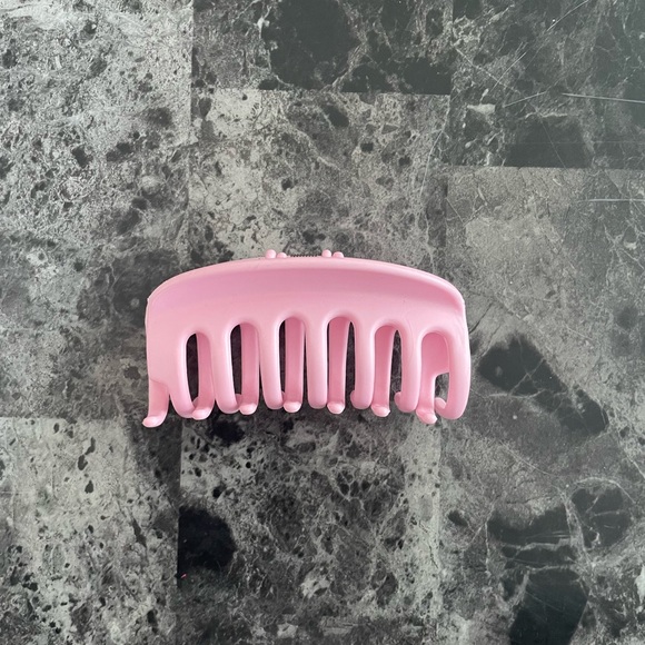 Pink hairclaw 🌸 - Picture 2 of 3